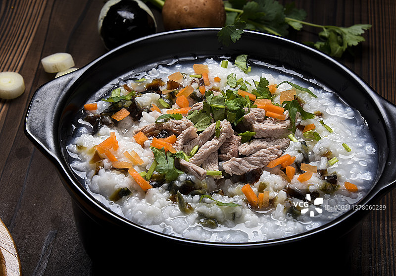 健康美味砂锅皮蛋瘦肉粥图片素材