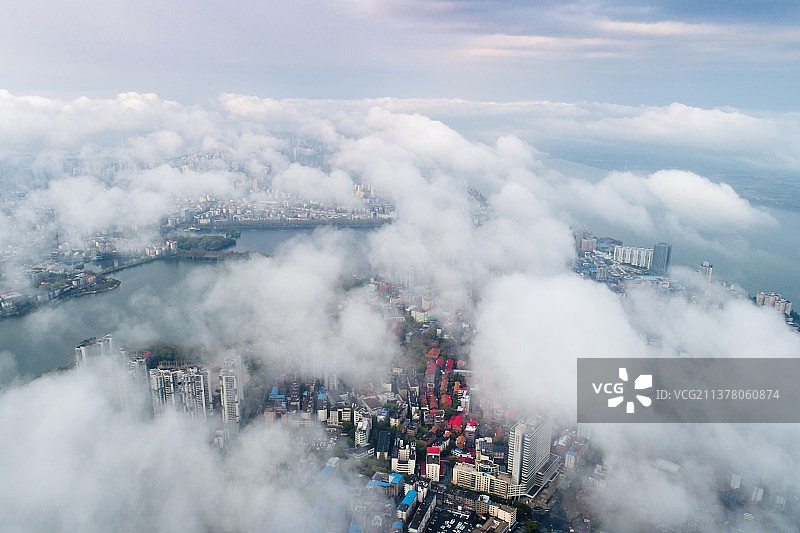 云雾下的世界图片素材