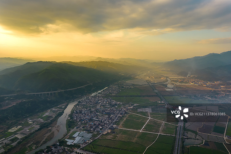 榕江三宝侗寨鼓楼和田坝图片素材