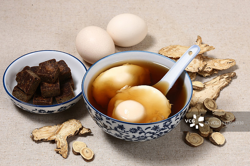 羌活当归红糖炖鸡蛋图片素材