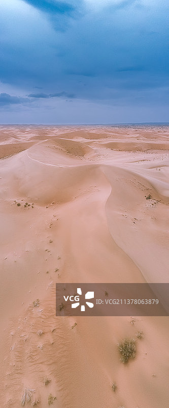 中国甘肃省武威市民勤县沙漠地貌航拍图图片素材