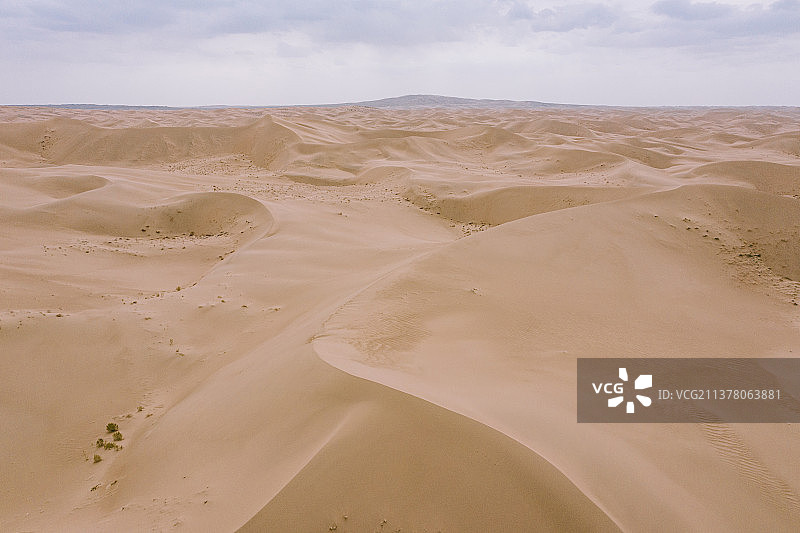 中国甘肃省武威市民勤县沙漠地貌航拍图图片素材