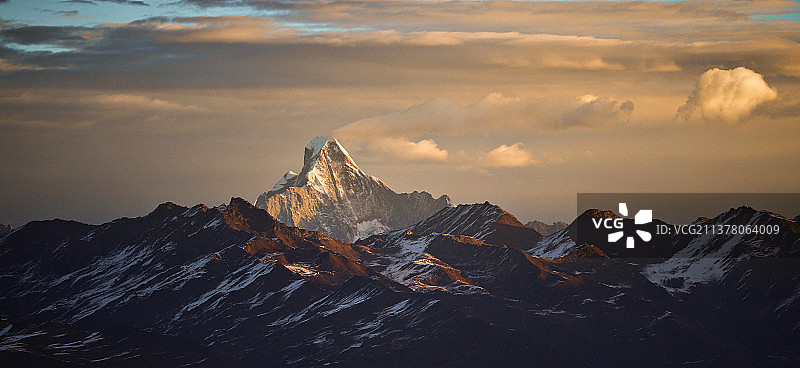 日出时白雪皑皑的群山景色图片素材