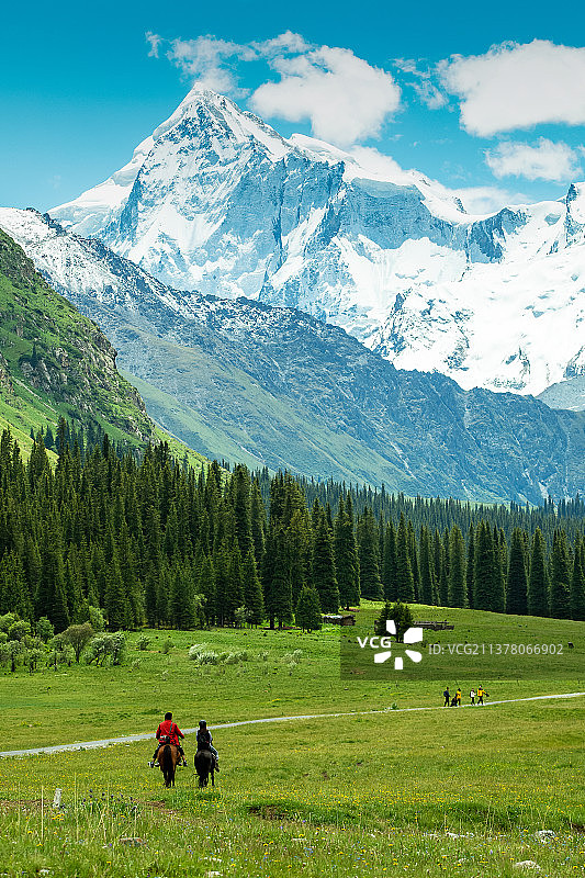 徒步骑行高原图片素材