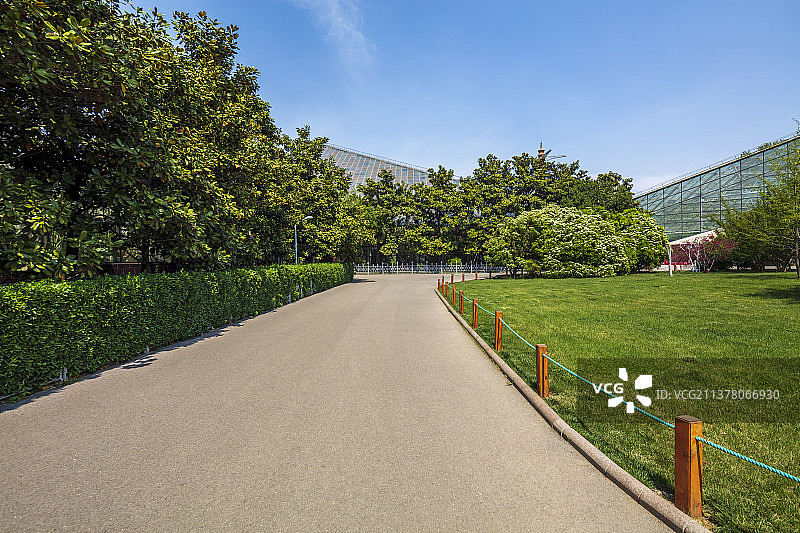 中国山东济南泉城公园，干净空旷的路图片素材