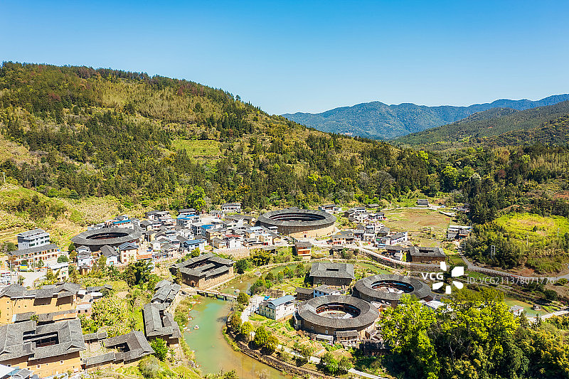福建省漳州市南靖县书洋镇石桥村春季户外风光与福建省最大土楼——顺裕楼航拍图片素材