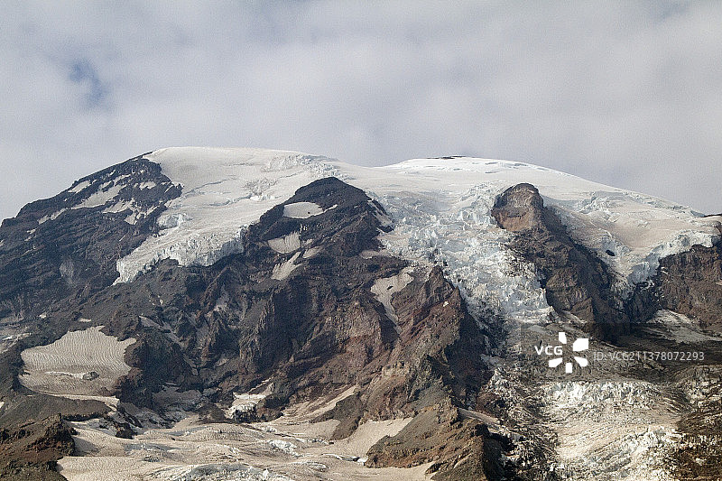 雷尼尔山顶峰的冰川图片素材