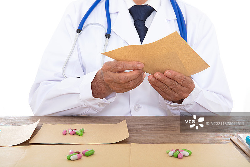 医生把配好的药用草纸包起来图片素材