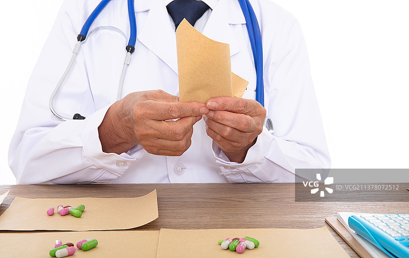 医生把配好的药用草纸包起来图片素材