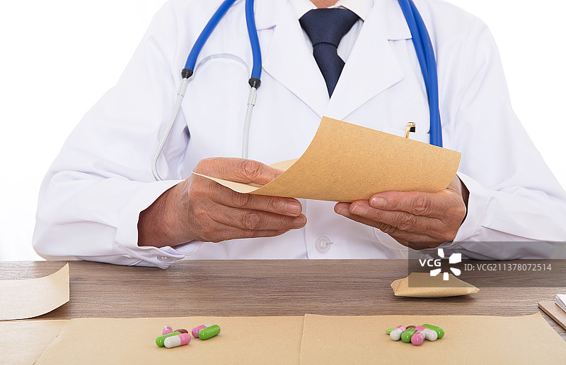 主治大夫把给患者开好的药包在草纸里图片素材