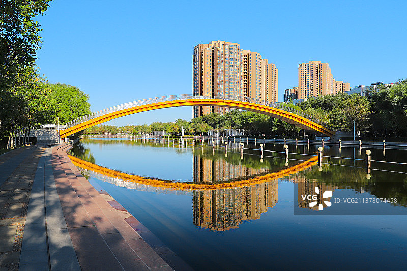 新疆克拉玛依河城市楼盘建筑江滨公园风光图片素材