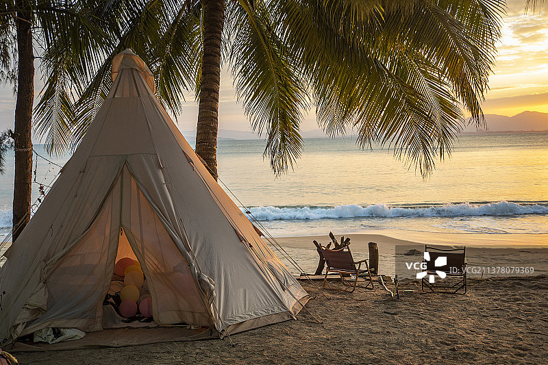 海边沙滩上的露营帐篷图片素材