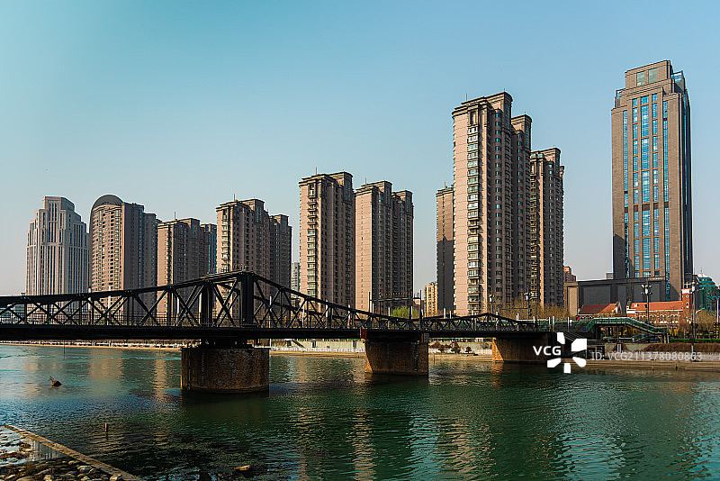 天津城市旅游网红打卡地海河边古文化街金钢桥建筑倒影图片素材
