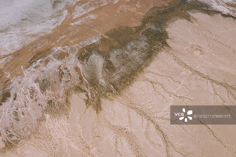 中国甘肃省武威市民勤县沙漠盐碱地地貌航拍图图片素材