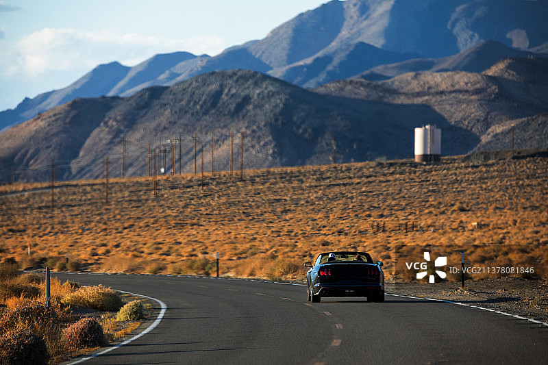 沙漠中的公路图片素材