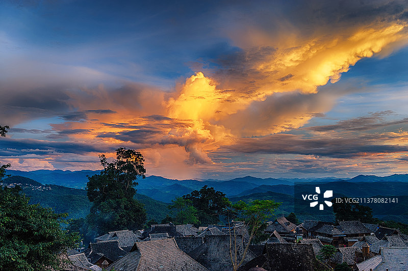 古村寨和燃烧的天空图片素材