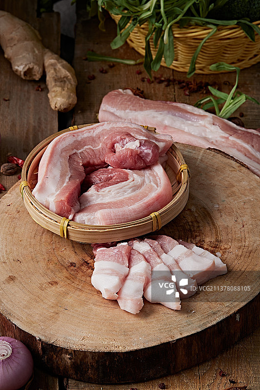 检疫合格的屠宰生鲜猪肉图片素材