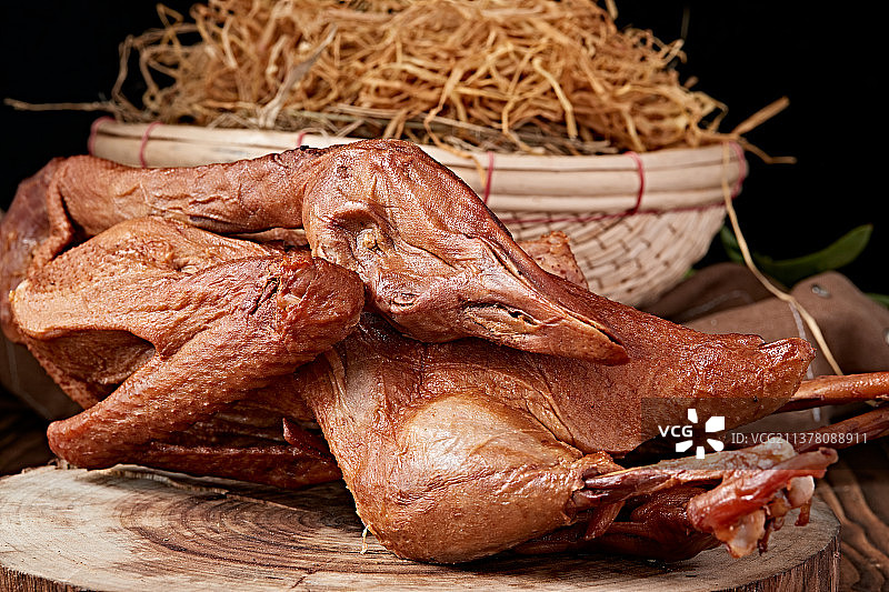 烟熏卤味大鹅肉图片素材