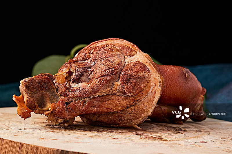 烟熏小香猪肘子图片素材