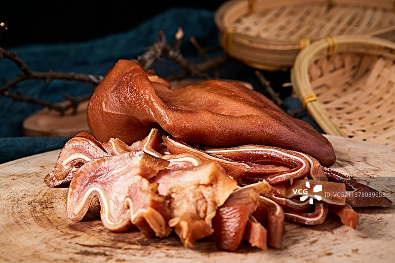 熟食整只熏卤猪耳朵图片素材