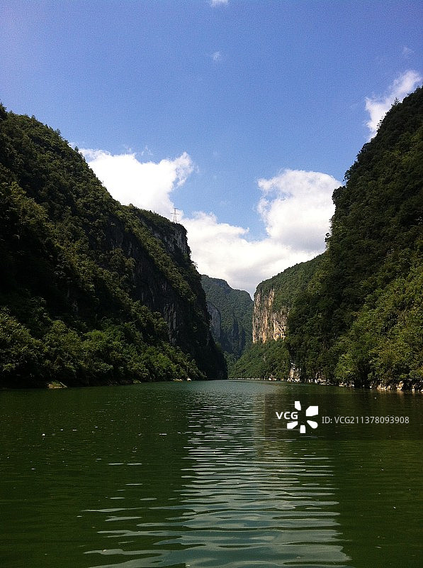蓝天白云下的峡谷风光, 重庆黔江阿蓬江神龟峡图片素材