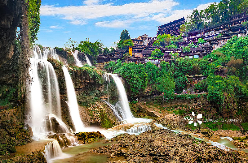 瀑布上的村落图片素材