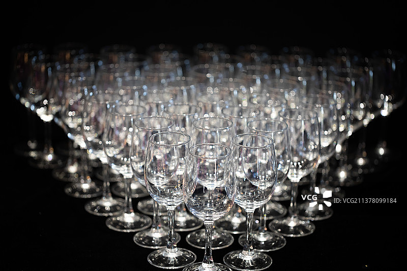 黑色背景下的玻璃器皿，高脚杯，酒杯图片素材