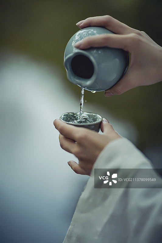 古装倒酒图片素材