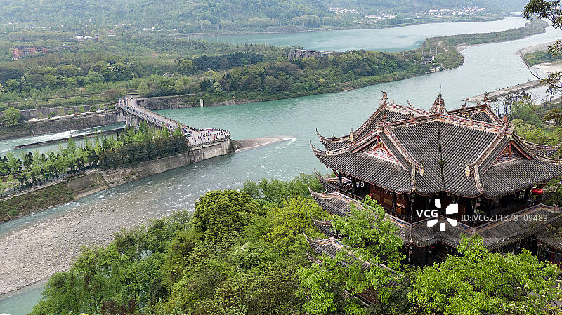 都江堰阁楼旁观鱼嘴图片素材