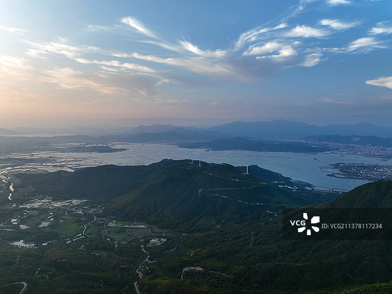 广东省惠州市惠东县盐洲岛观音山风力发电场航拍图片素材