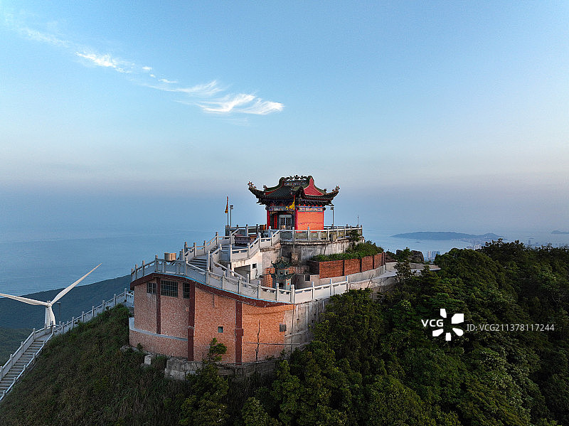 广东省惠州市惠东县盐洲岛观音山风力发电场航拍图片素材