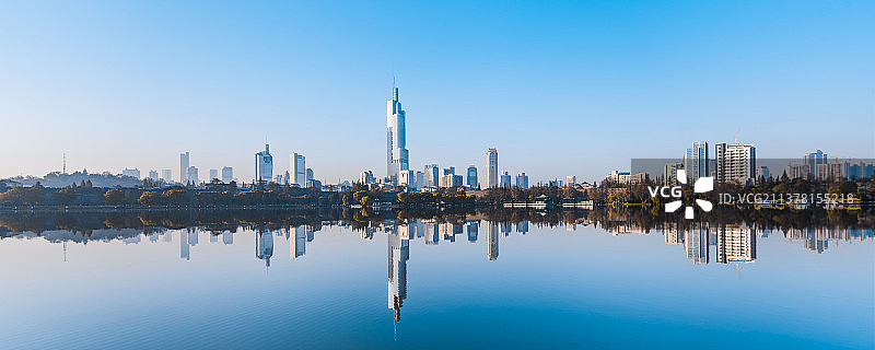 中国南京玄武湖和城市天际线清晨风光图片素材