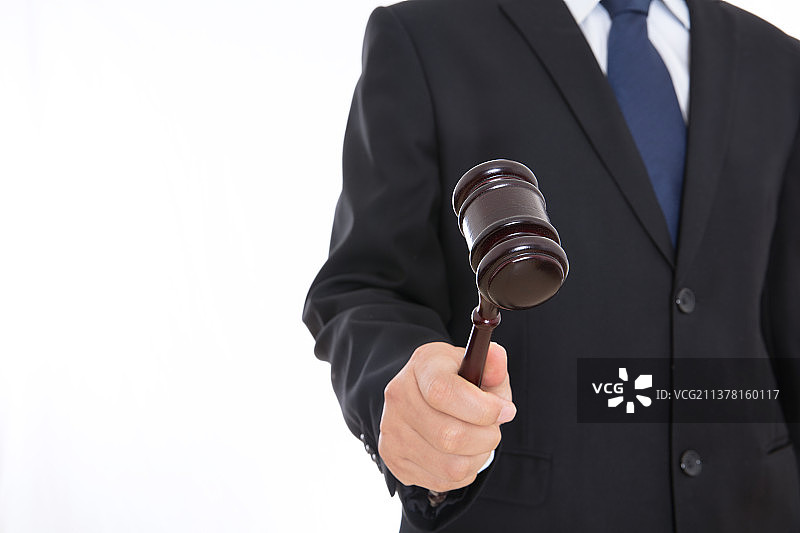 穿着黑色西装的男士手拿法院法锤图片素材