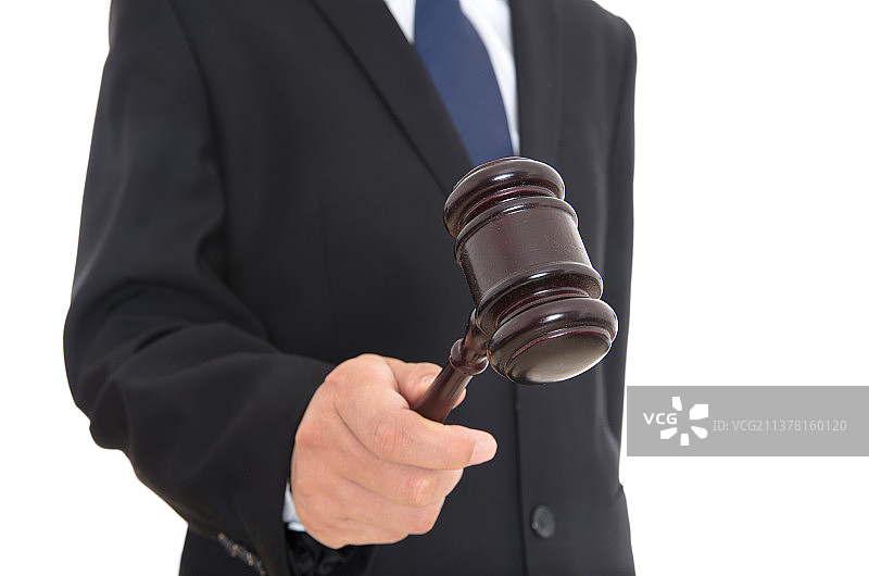 穿着正装的法院工作者手拿法槌图片素材