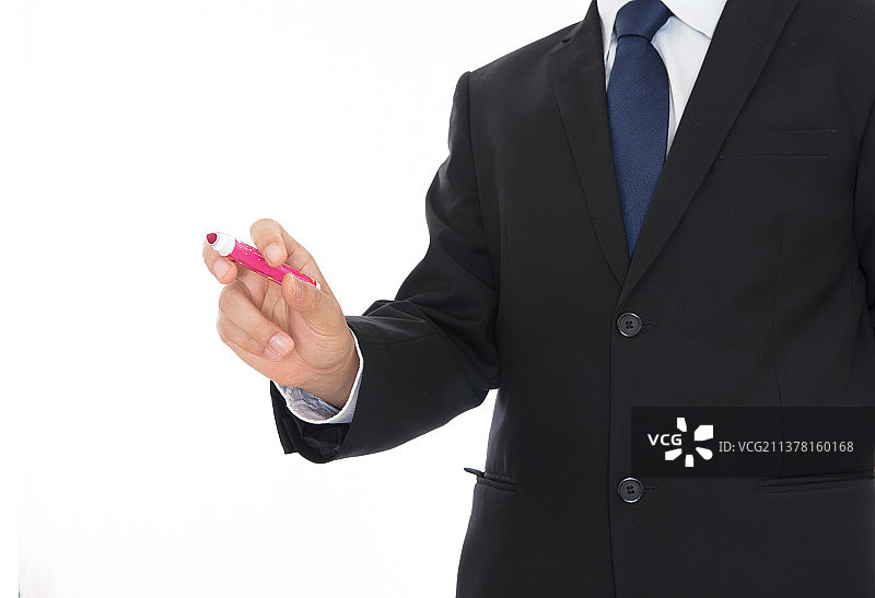 穿着黑西装的成功人士手拿笔做写的动作图片素材