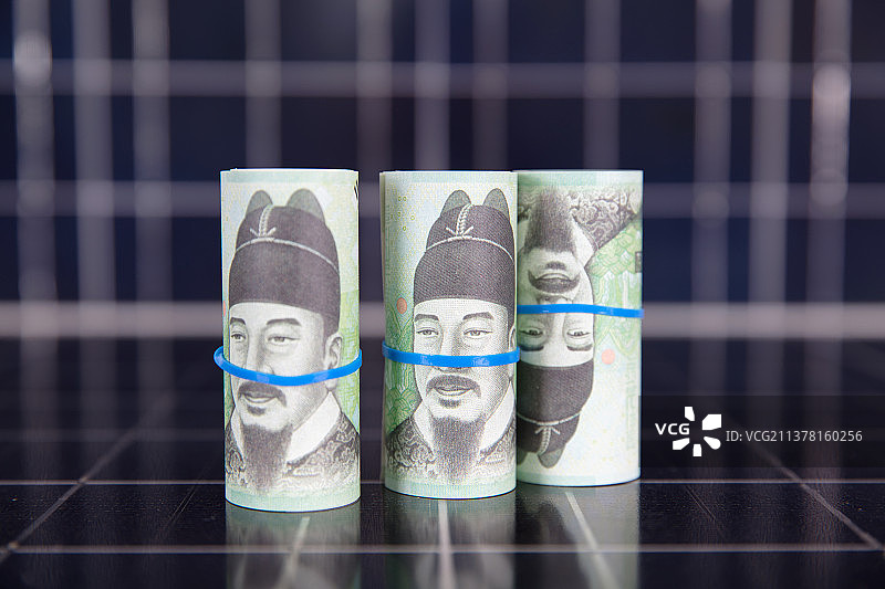 太阳能板背景上的韩元钞票图片素材