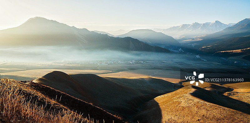晨曦中的卓尔山图片素材