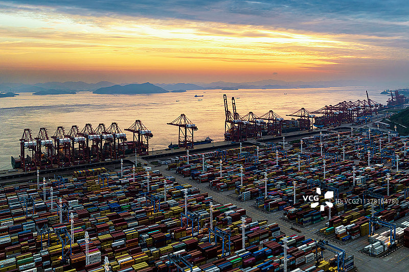 朝霞漫天的港区图片素材
