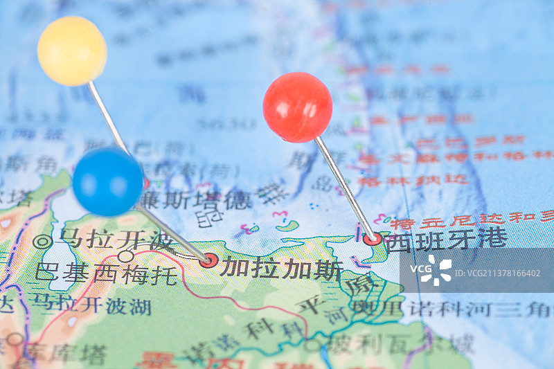 一枚大头钉在地图上标注委内瑞拉首都加拉加斯的位置图片素材