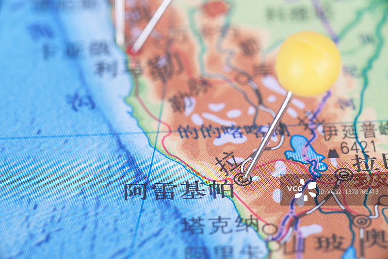 一枚大头钉在地图上标注秘鲁城市阿雷基帕的位置图片素材
