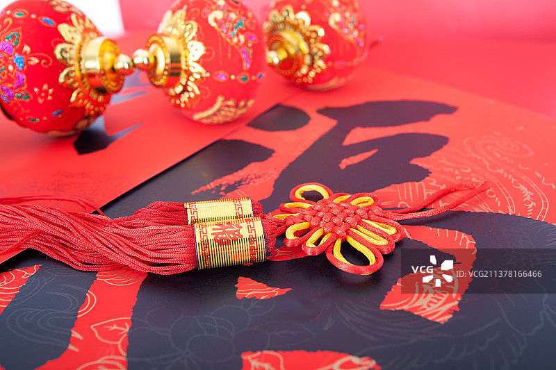 红色福字春联上的中国结挂饰和灯笼挂件图片素材
