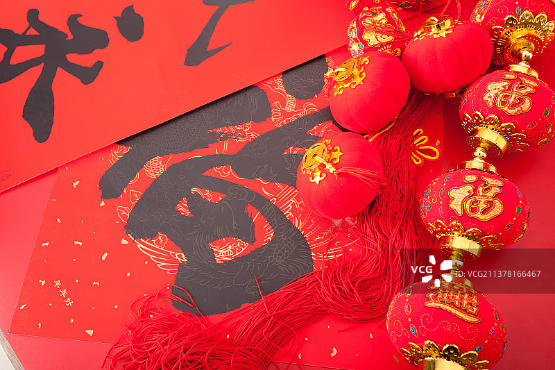 红色春联背景上的灯笼挂件图片素材