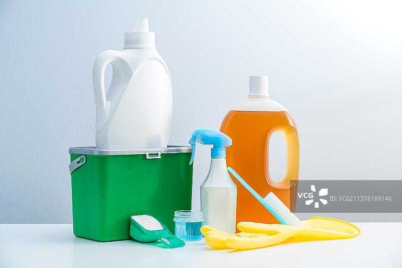 洗衣液和消毒剂家庭清洁用品组合图片素材