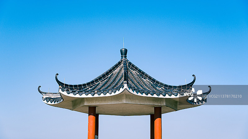 蓝天下的中式建筑屋顶图片素材