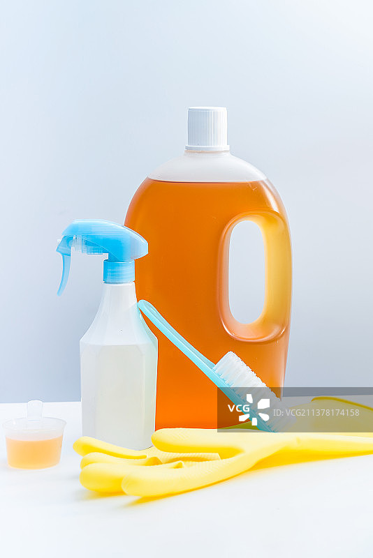 清洁剂和消毒液放在白色桌面上图片素材