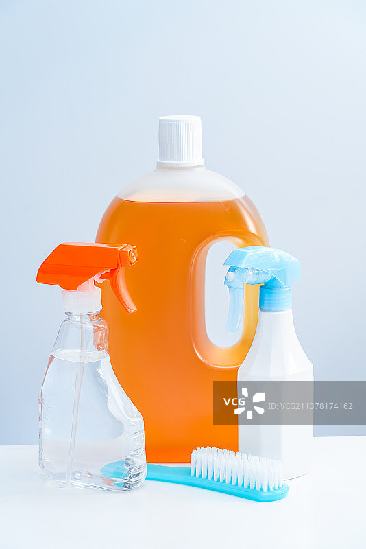 清洁剂和消毒液放在白色桌面上图片素材