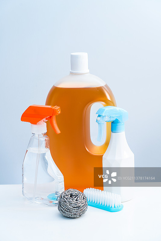清洁剂和消毒液放在白色桌面上图片素材