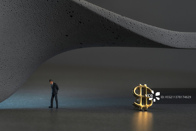 一个穿着商务的男士焦虑的站在角落微缩创意图片素材