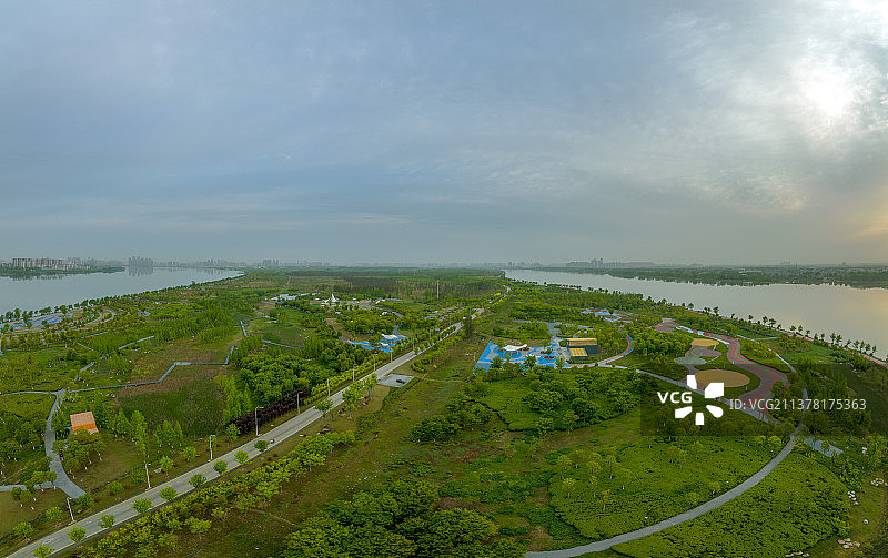 航拍襄阳鱼梁洲中央生态公园城市自然风光清晨朝阳朝霞日出风景图片素材