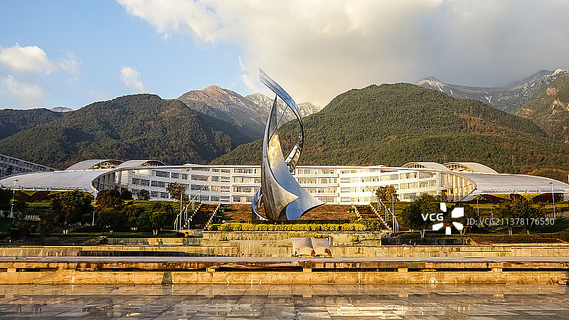 大理大学——背靠苍山，面朝洱海，春暖花开，风光秀丽。图片素材